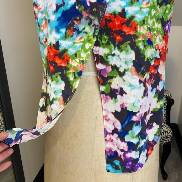 Parker Silk Watercolor Floral sleeveless Blouse. One of a kind - Picture 6 of 13